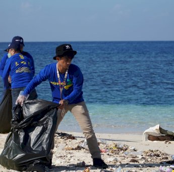 Jaga Kelestarian Lingkungan, Kanwil DJP Sulselbarta Bersih Sampah di Pulau Samalona