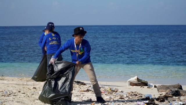 Relawan Aksi Sosial Pajak Peduli Lingkungan DJP Sulselrabar saat melakukan aksi bersih sampah plastik di area Pulau Samalona, Makassar, Jumat (29/7). (Dok. Humas Kanwil DJP Sulselbarta)