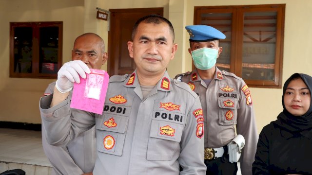 Kapolsek Palmerah Polres Metro Jakarta Barat Akp Dodi Abdulrohim Memperlihatkan Barang Bukti Sabu (Foto:Istimewa)