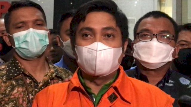 Mardani Maming mengenakan Rompi Orange Tahanan KPK setelah menjalani Pemeriksaan, Kamis (28/07/2022). (Istimewa)