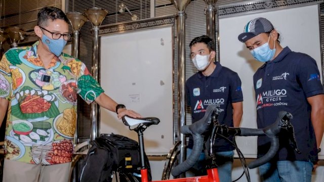 Menteri Pariwisata dan Ekonomi Kreatif Sandiaga Uno, bersama dua pesepeda Indonesia memperlihatkan sepeda Rakitan Indonesia yang akan mengikuti Event Internasional Ultra Challenge LEL sejauh 1.500 Kilometer. (Istimewa)