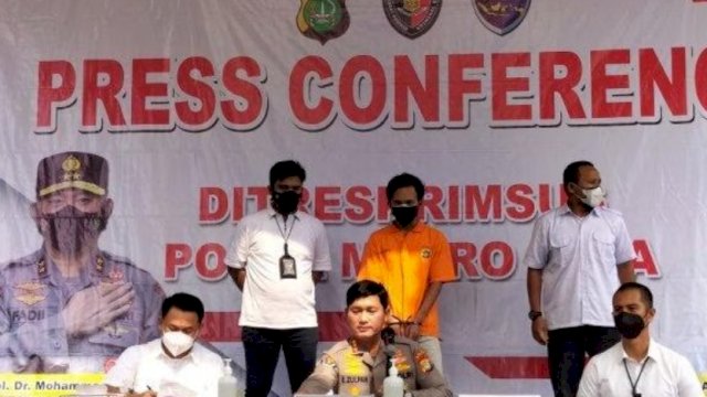 Tersangka AH Penyebar Hoax Via Video Snack ditampulkan saat Press Confetence di Mapolda Metro Jaya. (Foto: Istimewa)