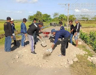 Kurangi Kecelakaan, Pemdes Lentu Gunakan Dana Swadaya Masyarakat Tambal Jalanan