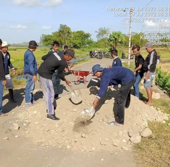 Kurangi Kecelakaan, Pemdes Lentu Gunakan Dana Swadaya Masyarakat Tambal Jalanan