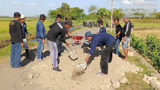 Kepala Desa Lentu Sirajuddin bersama warga berbondong-bondong tambal jalan rusak.