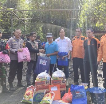 Rumah Warga Beserta 24 Karung Padi di Maros Terbakar, Andi Sudirman Salurkan Bantuan