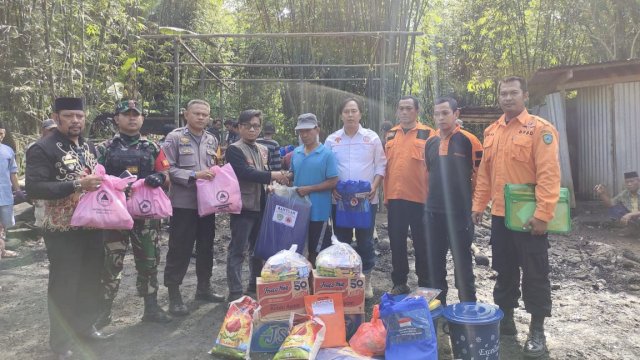 Penyaluran bantuan Pemprov Sulsel untuk korban kebakaran di Kabupaten Maros, Jumat (29/07/2022). (Istimewa)