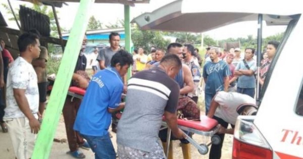 Pickup Maut Seruduk Warkop, Seorang Kakek Tewas Ditempat