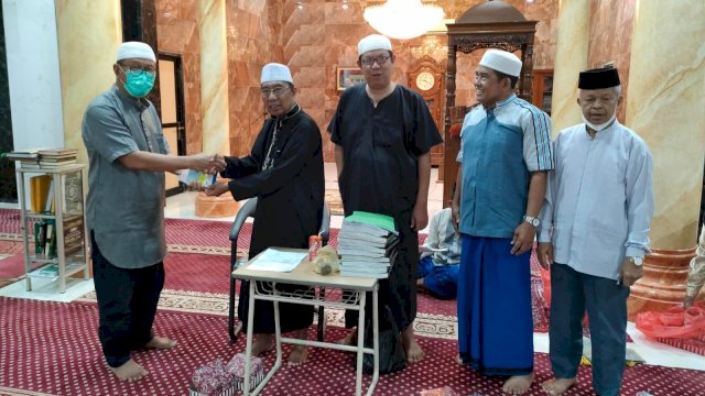 Penyerahan Saldo Masjid Amirul Mukminin Kompleks Unhas Biring Romang, dari pengurus lama ke pengurus yqng baru, Jumat (29/07/2022). (Istimewa)