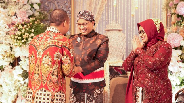 Gubernur Sulsel Andi Sudirman Sulaiman, menyalami Gubernur DKI Jakarta Anies Baswedan. (Istimewa)
