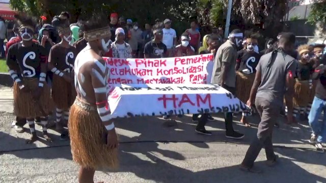 Unjuk Rasa Mahasiswa Papua di Makassar mendesak Pemerintah secepatnya membangun SDM di Provinsi Baru di Papua. (Istimewa)
