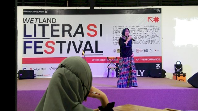 Penyair Asal Kota Banjarbaru, Hudan Nur, saat membawakan materi di Kelas Puisi pada Acara Festival Literasi di Wetland Square, Kota Banjarmasin, Kalimantan Selatan, Jumat (29/07/2022). (Foto: Rahim Arza/Republiknews.co.id)