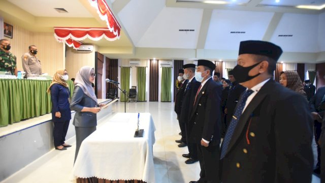 Bupati Luwu Utara Indah Putri Indriani, mengambil sumpah sejumlah pejabat yang dimutasi di Aula Lagaligo Kantor Bupati Luwu Utara, Jumat (29/072022). (Istimewa)