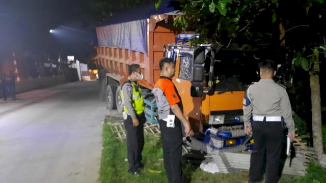 Anggota Satlantas Polresta Tangerang saat mengevakuasi korban dan kendaraan truk yang kecelakaan. (Foto: Istimewa)