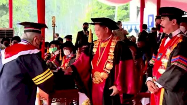 Menteri Dalam Negeri Prof. Tito Karnavian, menyalami Doktor Sattar Taba, saat wisuda Lulusan IPDN, Kamis (28/07/2022). (Istimewa)