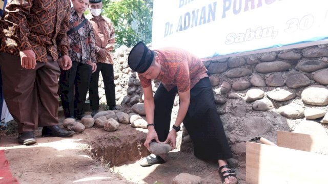 Bupati Gowa Adnan Purictha Ichsan saat melakukan peletakan batu pertama Masjid Nur Hasan di Kelurahan Tamarunang, Kecamatan Somba Opu, Sabtu (30/07/2022). (Dok. Humas Gowa)
