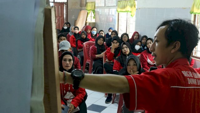 Sosialisasi kesiapsiagaan bencana untuk keluarga yang digelar oleh PMI Kota Makassar dalam program KOICA for KUAT (Keluarga Aman dan Tangguh), Sabtu (30/07/2022). (Istimewa)