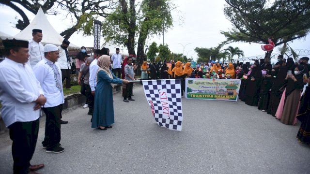 Bupati Luwu Utara Indah Putri Indriani, melepas peserta pawai.