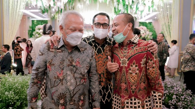 Gubernur Sulsel Andi Sudirman Sulaiman (ujung kiri) bersama Menteri Perhubungan Budi Karya Sumadi (tengah) dan Menteri PUPR Basuki Hadimuljono (ujung kanan).