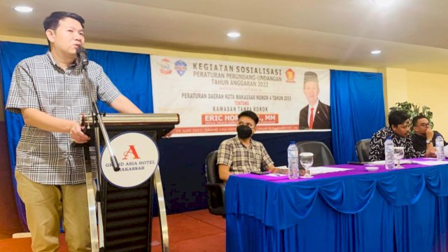 Anggota DPRD Makassar, Eric Horas saat menyosialisasikan Perda Nomor 4 Tahun 2013 tentang Kawasan Tanpa Rokok (KTR) di Hotel Grand Asia, Makassar, Rabu (29/6/2022). (Foto: Istimewa)