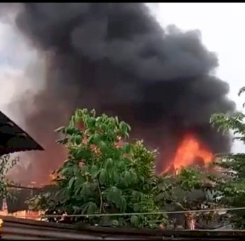 Brimob Polda Kaltim Bantu Padamkan Kebakaran di Asrama Paldam KM 2 Balikpapan