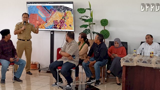 Wali Kota Makassar, Moh Ramdhan Pomanto didampingi Ketua DPRD Makassar, Rudianto Lallo saat memaparkan desain awal proyek jalur kereta api Makassar-Parepare di Kantor DPRD Makassar, Jl AP Pettarani, Senin (18/7/2022). (Foto: Istimewa)