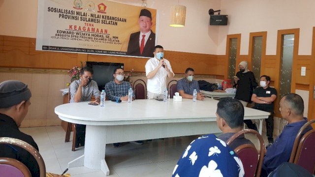 Anggota DPRD Sulawesi Selatan, Edward Wijaya Horas saat menggelar sosialisasi nilai-nilai kebangsaan dengan tema keagamaan di RM Dinar, Jl Lamaddukelleng, Makassar, Selasa (12/7/2022). (Foto: Istimewa)