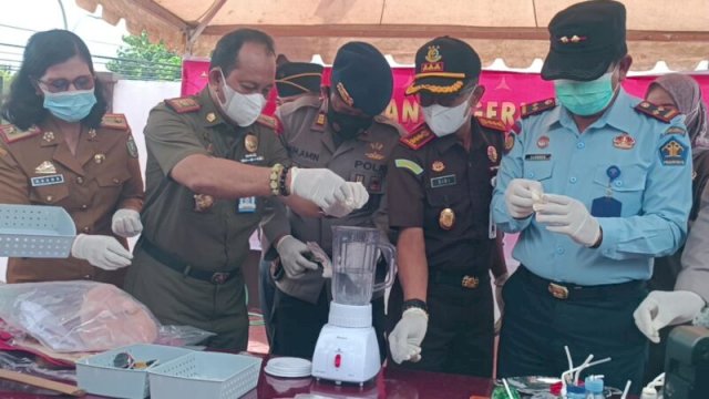 Ket : Kajari Parepare, Didi Haryono bersama sejumlah stakeholder memusnahkan barang bukti sabu-sabu dengan cara diblender. (Republiknews.co.id)