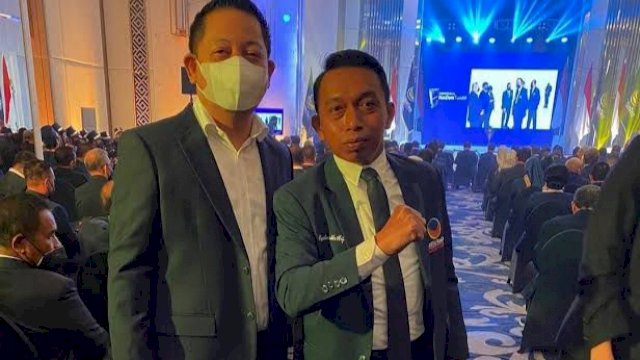 Ketua DPW NasDem Sulsel, Rusdi Masse (kiri) bersama Sekretaris NasDem Sulsel, Syaharuddin Alrif berfoto bersama pada sebuah kesempatan belum lama ini. (Istimewa)