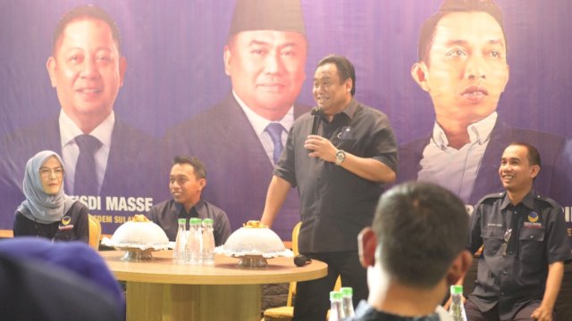 Wakil Ketua DPR RI dari Fraksi NasDem, Rachmat Gobel saat dialog bersama kader NasDem se Sulawesi Selatan di Kantor DPW NasDem Sulsel, Jl Botolempangan, Makassar, Kamis (21/7/2022) malam. (Foto: Istimewa)