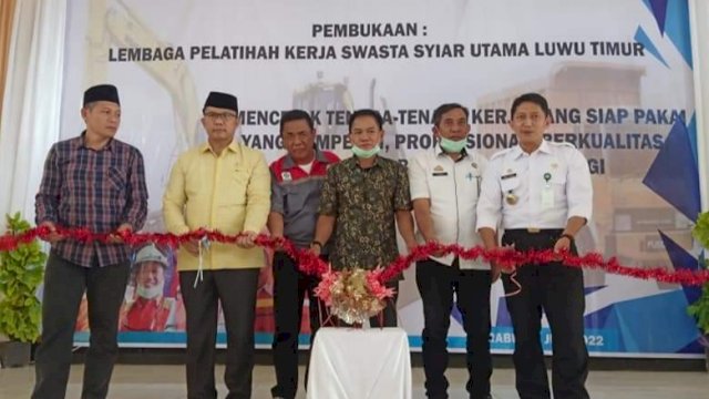 Ketua DPRD Luwu Timur, Aripin membuka secara resmi Lembaga Pelatihan Kerja Alat Berat.