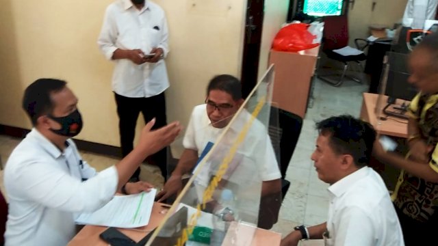 Tim hukum Nurdin Halid dan Kadir Halid saat menyampaikan laporannya di Polda Sulawesi Selatan, Jalan Perintis Kemerdekaan, Makassar, Senin (25/7/2022). (Foto: Istimewa)