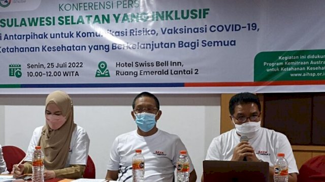 Koordinator AIHSP Sulsel, Anak Agung Putu Joni Wahyudi saat memaparkan hasil program kemitraan vaksinasi inklusif melalui prescon, di Swiss-Belhotel Panakukang Makassar, Senin (25/07/2022). (FOTO. Chaerani/Republiknews.co.id)