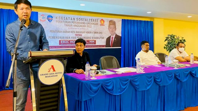 Anggota DPRD Makassar, Eric Horas saat menyosialisasikan Perda Nomor 6 Tahun 2013 tentang Pemenuhan Hak-hak Penyandang Disabilitas di Hotel Grand Asia, Makassar, Minggu (24/7/2022). (Foto: Istimewa)
