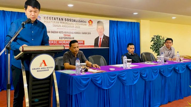 Anggota DPRD Makassar, Eric Horas saat menyosialisasikan Perda Nomor 6 Tahun 2019 tentang Kepemudaan di Hotel Grand Asia, Makassar, Selasa (26/7/2022). (Foto: Istimewa)