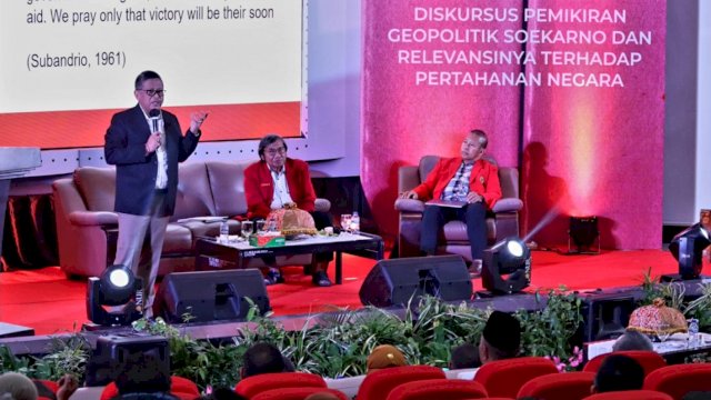 Doktor Ilmu Pertahanan, Hasto Kristiyanto saat membawakan kuliah umum mengenai geopolitik Soekarno di Universitas Hasanuddin, Makassar, Kamis (28/7/2022). (Foto: Istimewa)