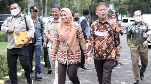 Bupati Luwu Utara, Indah Putri Indriani menyambut Anggota DPD RI Ajiep Padindang saat berkunjung ke Luwu Utara. (Foto: Istimewa)
