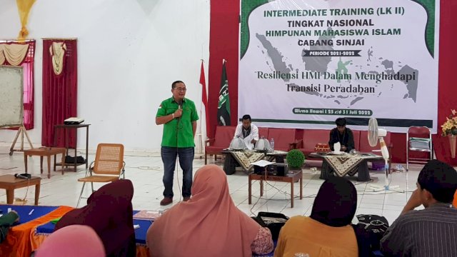 Presidium MW KAHMI Sulsel, Muhammad Fauzi saat menjadi pemateri pada Latihan Kader (LK) II HMI Cabang Sinjai di Wisma Hawai, Sinjai, Jumat (29/7/2022). (Foto: Istimewa)