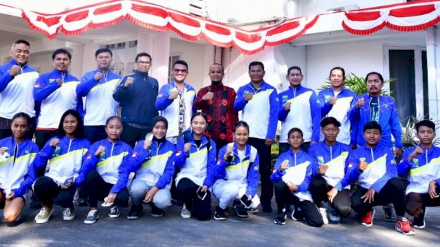 Rombongan atlet bulutangkis Sulawesi Selatan yang akan berlaga di ajang Piala Presiden berfoto bersama usai dilepas Gubernur Sulsel, Andi Sudirman Sulaiman, Kamis (28/7/2022). (Foto: Istimewa)