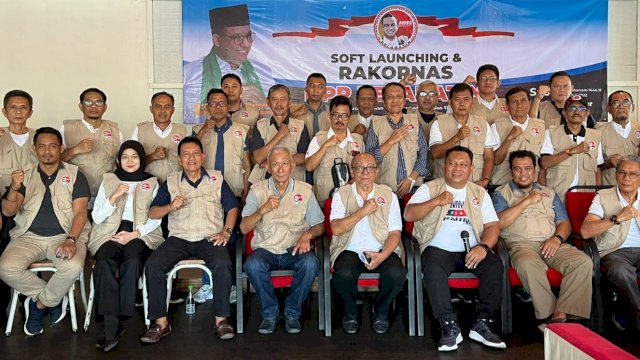 Pengurus DPP Relawan Anies Baswedan Bagian Timur Indonesia (Relabatin) saat menggelar Rapat Koordinasi Nasional dan Soft Launching di Kota Makassar, Sabtu (30/7/2022). (Foto: Istimewa)