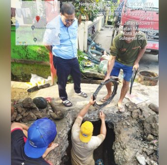 Tinjau Kebocoran Pipa di Antang, Dirtek PDAM Makassar Sampaikan Permohonaan Maaf ke Warga