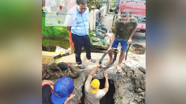 Direktur Teknik (Dirtek) PDAM Kota Makassar, Asdar Ali, saat memantau pekerjaan kebocoran Jalur Pipa Air Baku Utama di Jalan Nipa-Nipa Antang, Selasa (26/07/2022). (Istimewa)