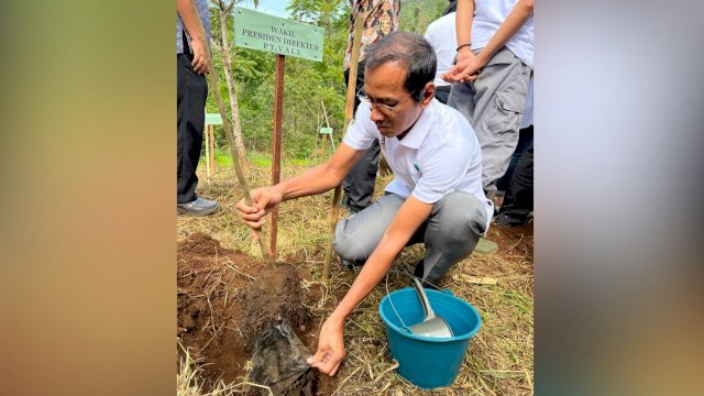 Wakil Presiden Direktur PT Vale Indonesia Adriansyah Chaniago, melakukan penanaman pohon dalam rangka pemulihan, perbaikan, dan pengembalian fungsi Daerah Aliran Sungai (DAS) di Jawa Barat. (Istimewa)