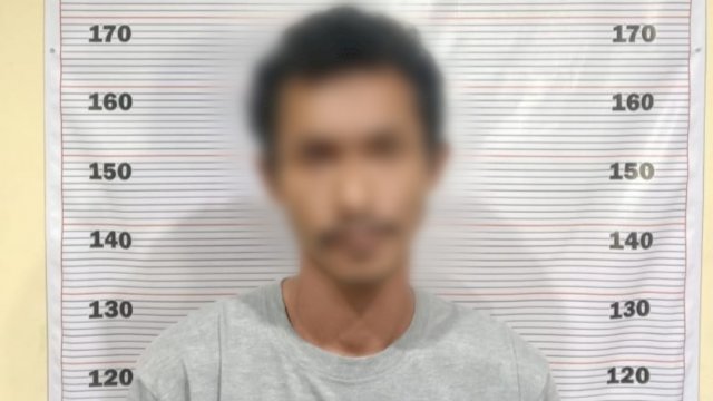 RM (32) pelaku penipuan terhadap pedagan ayam di Pasar Penyembolum Senaken Paser, diamankan di Polres Paser. (Istimewa)