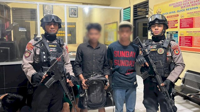 Dua remaja yang kedapatan membawa samurai diamankan Patmor Polda Sulsel, Slasa (05/07/2022) dini hari. (Istimewa)