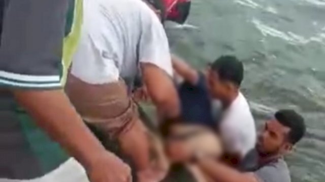 Warga mengevakuasi jenazah korban tenggelam di Pantai di Depan Masjid Al Markaz Al Islami Al Munajat, Selasa (19/07/2022). (Istimewa)