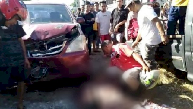 Pengendara sepeda motor tewas di lokasi usai bertabrakan dengan mobil Avanza warna merah maron.