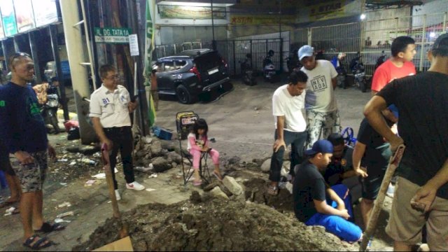 Pj Direktur PDAM Kota Makassar Beni Iskandar, saat melakukan peninjauan perbaikan pipa di Jalan Daeng Tata. (Istimewa)