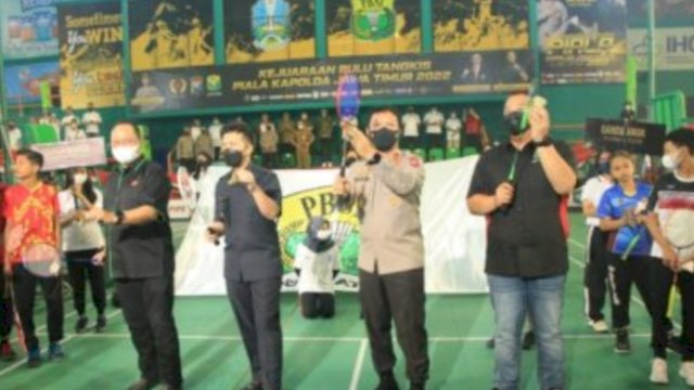 Kapolda Jatim Irjen Pol Nico Afinta, bersama Wagub Jatim Emil Elistianto Dardak dalam pembukaan Kejuaraan Bulutangkis Piala Kapolda Jawa Timur 2022. (Istimewa)