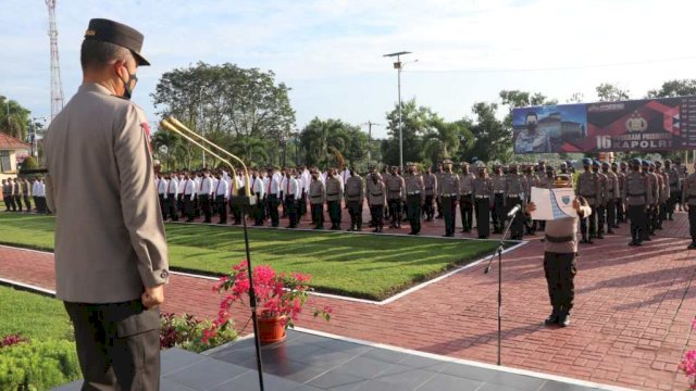 Kapolda Kaltim Irjen Pol Imam Sugianto, memimpin Apel Pagi seluruh personil Polri dan ASN Polda Kaltim di Lapangan Mapolda Kaltim, Senin (11/07/2022).